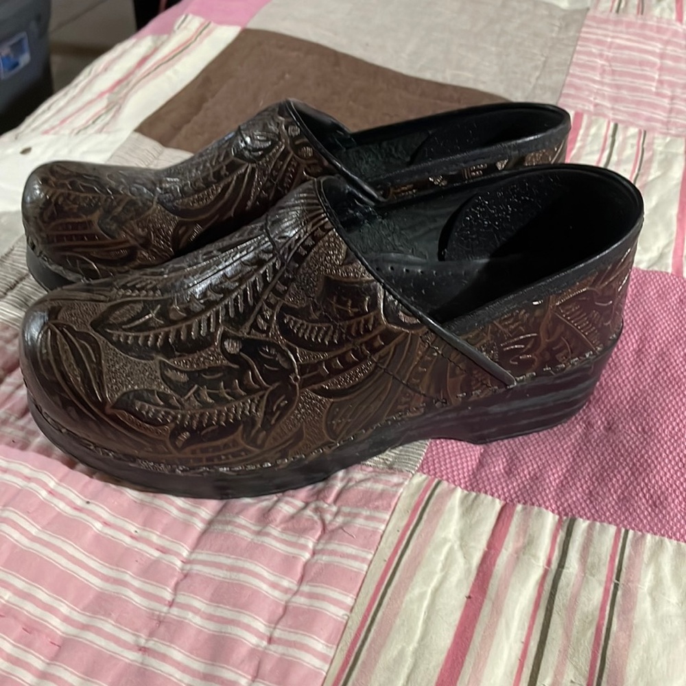 Dansko Dark Brown Tooled Floral Leather Slip On Comfort Clogs Womens Size EU 38